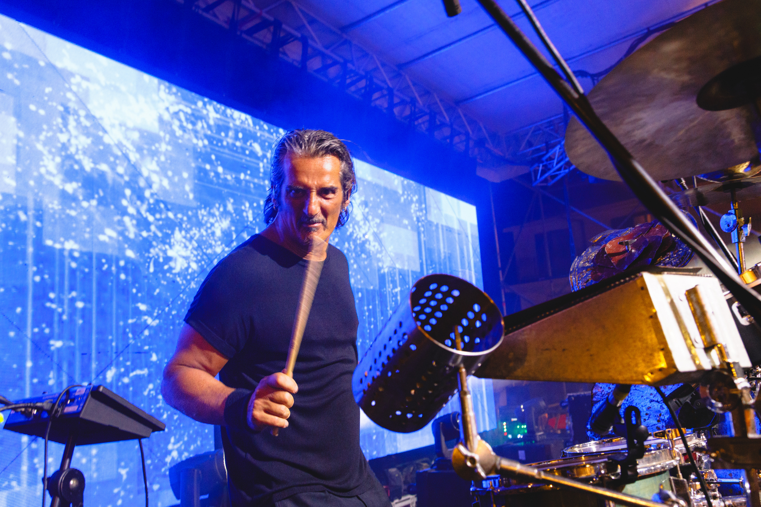 Musicista in luce blu