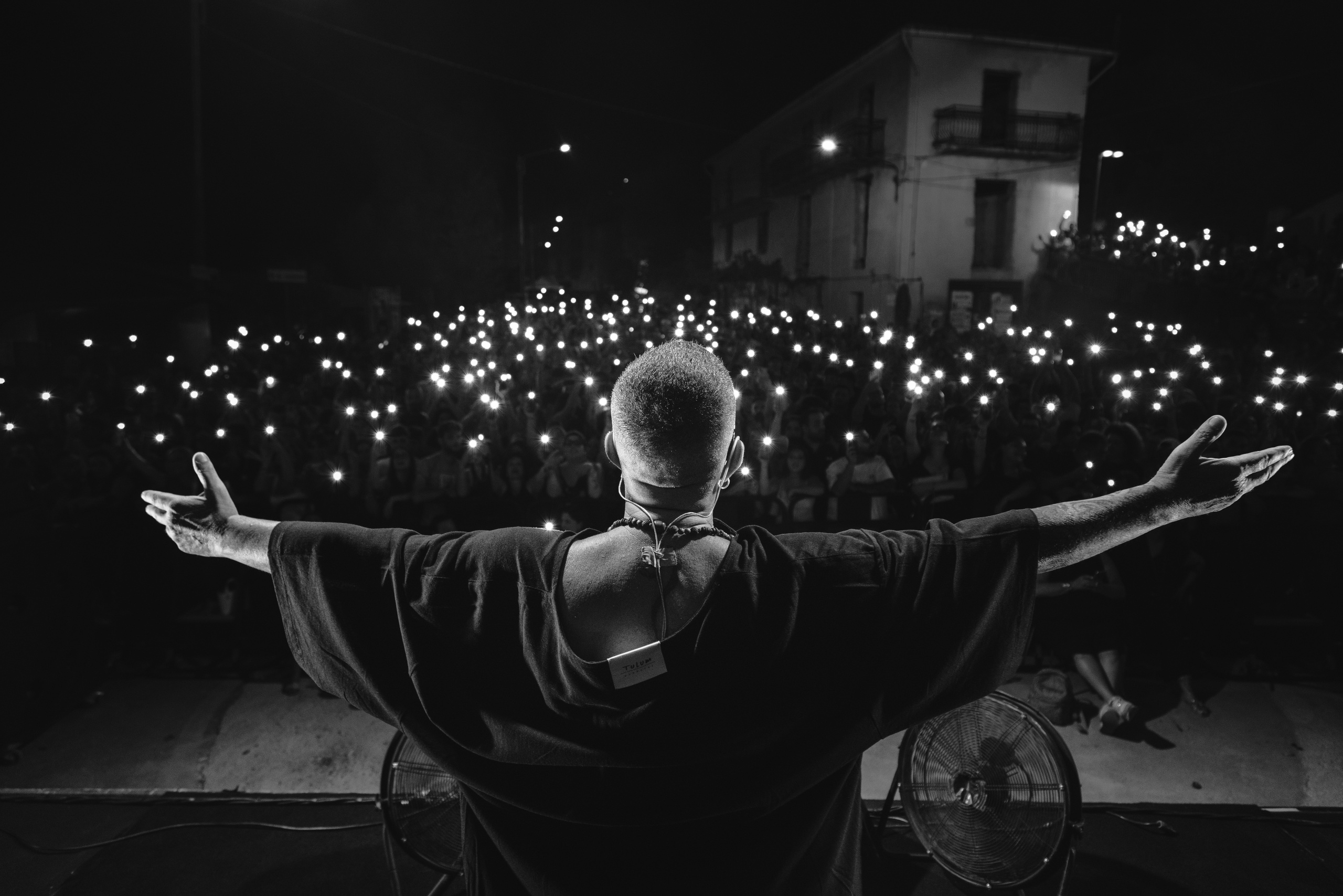 Franco Ricciardi di spalle davanti al pubblico