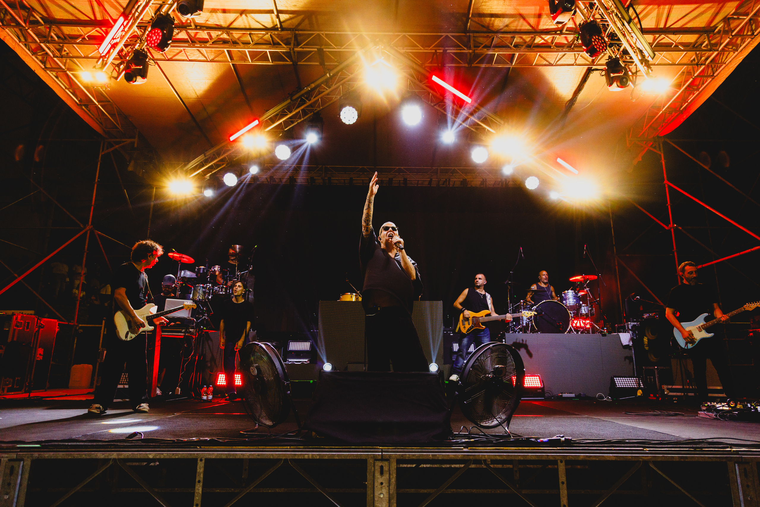 Band completa sul palco